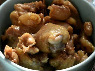 7、辣子鸡,炸制表面微微金黄的时候捞出来