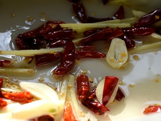 9、辣子鸡,留底油，将干红辣椒、姜丝、蒜片放进去爆香