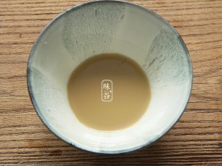 14、苦夏时的清爽下饭菜~酿苦瓜,用半碗水，一匙淀粉，一大匙酱油调好淀粉水;