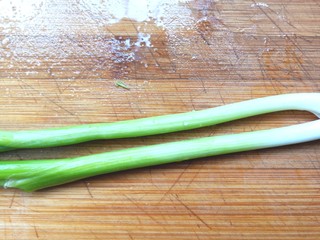 6、凉拌海藻菜,香葱摘好洗净