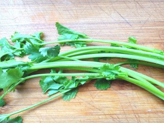 8、凉拌海藻菜,香菜摘好洗净