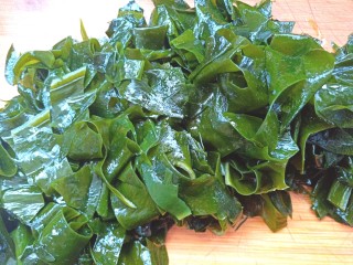 11、凉拌海藻菜,海藻挤干水分，切段