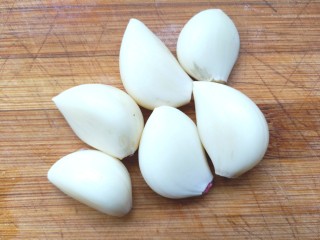 10、凉拌海藻菜,蒜剥好洗净，剁碎