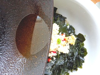 16、凉拌海藻菜,油热，浇入蒜末上