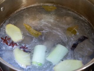 7、香辣凉拌鸡胗,再次煮沸后，盖上盖子转小火煮20-30分钟，根据个人喜欢的软硬口感调整时间。