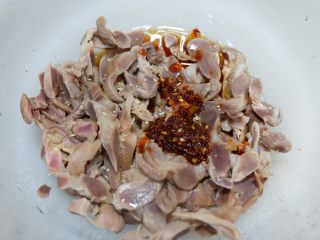 13、香辣凉拌鸡胗,加入调味料。（除白芝麻）