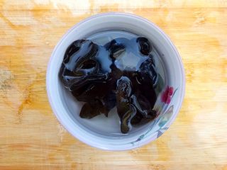 2、国民女神来了～老干妈辣炒菜花鸡胸肉,黑木耳提前泡发