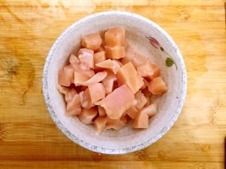 3、国民女神来了～老干妈辣炒菜花鸡胸肉,将解冻好之后的鸡胸肉清洗干净，如图所示，切成小块