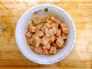 4、国民女神来了～老干妈辣炒菜花鸡胸肉,入少许料酒，少许生抽，少许淀粉，一丢丢细砂糖，抓均匀，腌制，备用