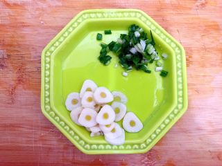 5、国民女神来了～老干妈辣炒菜花鸡胸肉,大蒜去皮洗净，切片，小葱洗净，切圈，备用