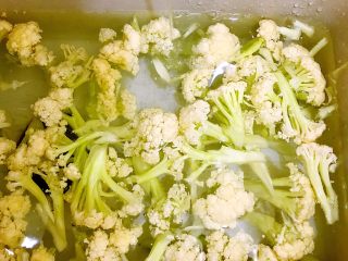 7、国民女神来了～老干妈辣炒菜花鸡胸肉,清洗干净