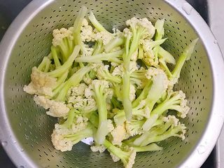 8、国民女神来了～老干妈辣炒菜花鸡胸肉,沥干水分，备用