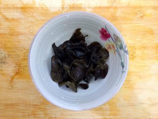 9、国民女神来了～老干妈辣炒菜花鸡胸肉,黑木耳去蒂，洗净，撕成小朵，备用