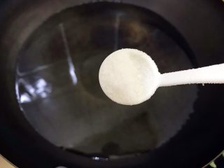 11、国民女神来了～老干妈辣炒菜花鸡胸肉,水里入一小勺细盐