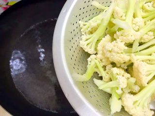 12、国民女神来了～老干妈辣炒菜花鸡胸肉,水开后入菜花