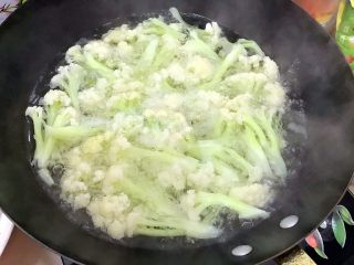 13、国民女神来了～老干妈辣炒菜花鸡胸肉,大火开煮