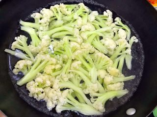 14、国民女神来了～老干妈辣炒菜花鸡胸肉,待菜花变色，熄火