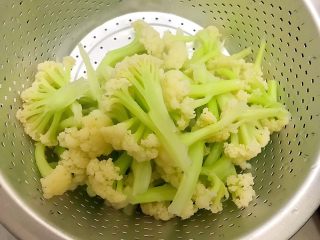 15、国民女神来了～老干妈辣炒菜花鸡胸肉,捞出菜花，沥干水分，备用