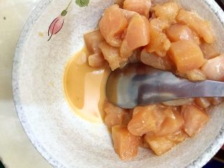 16、国民女神来了～老干妈辣炒菜花鸡胸肉,这时候鸡胸肉也腌制好了，撇去汤汁