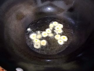 17、国民女神来了～老干妈辣炒菜花鸡胸肉,起油锅，热锅凉油，小火煸香蒜片