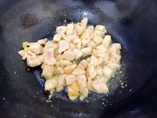 18、国民女神来了～老干妈辣炒菜花鸡胸肉,入鸡胸肉，转中火，翻炒至鸡胸肉变色