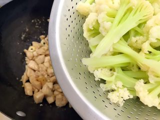 19、国民女神来了～老干妈辣炒菜花鸡胸肉,加入菜花