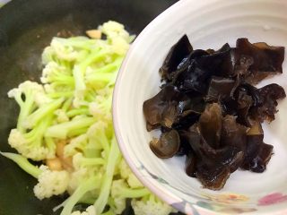 20、国民女神来了～老干妈辣炒菜花鸡胸肉,加入黑木耳