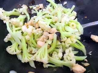 21、国民女神来了～老干妈辣炒菜花鸡胸肉,翻炒两分钟左右