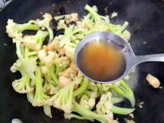 22、国民女神来了～老干妈辣炒菜花鸡胸肉,入一勺料酒