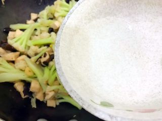 23、国民女神来了～老干妈辣炒菜花鸡胸肉,入少许热开水