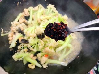 24、国民女神来了～老干妈辣炒菜花鸡胸肉,入适量老干妈，转大火，翻炒至汤汁收紧