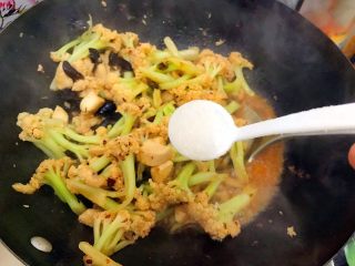 25、国民女神来了～老干妈辣炒菜花鸡胸肉,加一小勺细盐