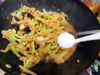 26、国民女神来了～老干妈辣炒菜花鸡胸肉,加一小勺细砂糖带出鲜味