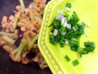 27、国民女神来了～老干妈辣炒菜花鸡胸肉,加入小葱，翻炒均匀，即可