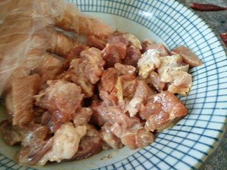 3、豌豆牛肉粒,最好是用手抓匀几下，腌制20分钟左右