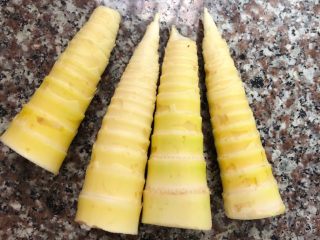 2、春笋焖面,剥去外壳，清洗干净，切掉老根