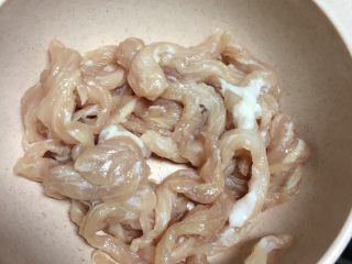6、春笋焖面,猪肉切成丝
