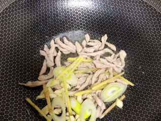 9、春笋焖面,放入葱姜蒜炒香