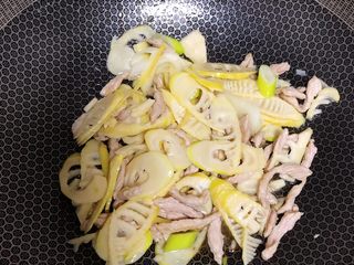 10、春笋焖面,加入春笋翻炒几下