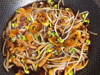 13、春笋焖面,调入适量盐，加入一碗水烧开