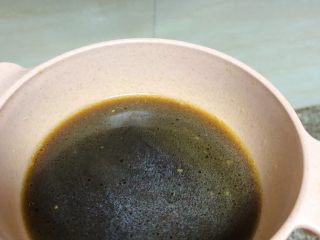 14、春笋焖面,锅中的汤汁盛出来小半碗