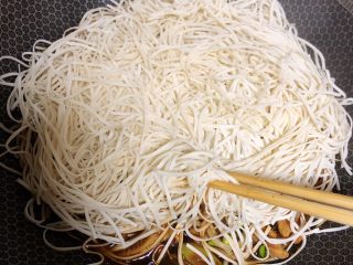 15、春笋焖面,面条均匀的铺在菜的表面