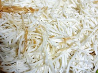 16、春笋焖面,盖上锅盖，转小火蒸，中途可以打开锅盖看看有没有糊底，大概蒸15分钟