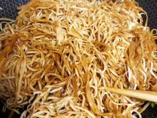 17、春笋焖面,打开锅盖，把之前盛出的汤汁浇在上面，翻拌一下，再盖上盖蒸五分钟