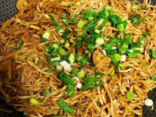 18、春笋焖面,用筷子把面条弄散，撒上青蒜末即可