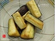 2、咸鱼茄子煲,取一小锅，下油热开，下茄子，用中大火将其炸至金黄，取出沥干油分。