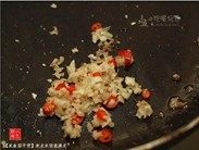 10、咸鱼茄子煲,原锅，用中小火将辣椒、蒜蓉与姜蓉煸炒出香味。