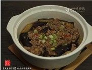 14、咸鱼茄子煲,略收干汤汁，若觉得味道偏淡，可以下点盐调味，加入葱花，熄火，开吃。