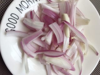 2、回锅肉,紫洋葱切丝