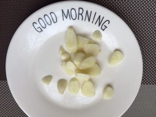 4、回锅肉,大蒜切片